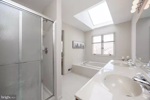 Bath - 281 Fox Run, Exton, PA 19341 photo 4 of 5