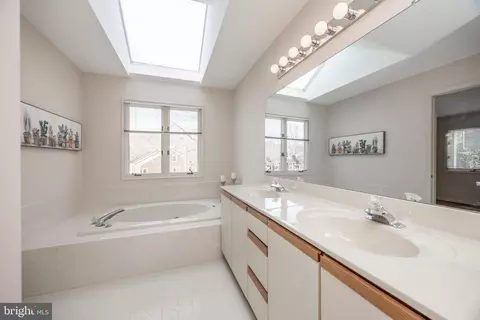 Bath - 281 Fox Run, Exton, PA 19341 photo 2 of 5