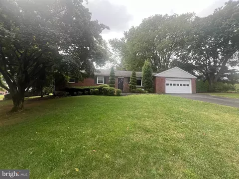 1376 Faucett Dr, West Chester, PA 19382