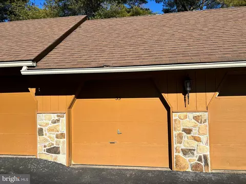35 Valley Stream Ln, Chesterbrook, PA 19087