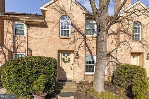 43 Rampart Dr, Chesterbrook, PA 19087