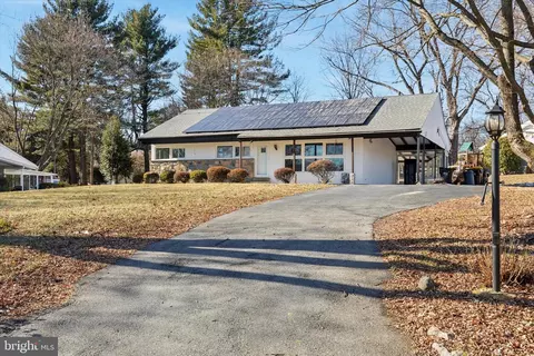 6 Madeline Dr, Malvern, PA 19355