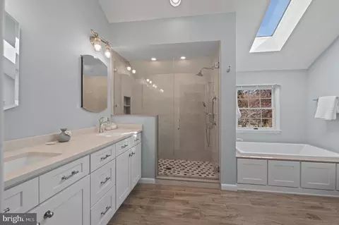 Bath - 284 W Valley Rd, Wayne, PA 19087 photo 2 of 5
