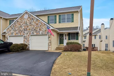 6 Kerry Ln #9, Malvern, PA 19355
