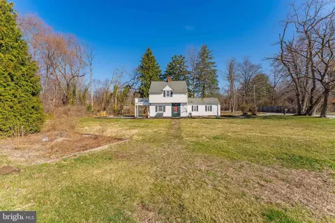 Exterior - 30 Meadowbrook Rd, Wayne, PA 19087 photo 4 of 6