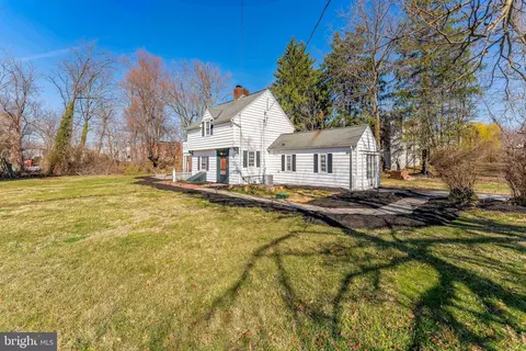 30 Meadowbrook Rd, Wayne, PA 19087