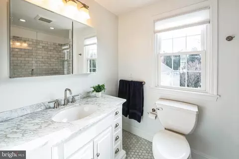 Bath - 131 Clover Hill Ln, Wayne, PA 19087 photo 1 of 3