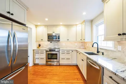 Kitchen - 131 Clover Hill Ln, Wayne, PA 19087 photo 3 of 4