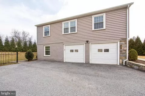 Exterior - 131 Clover Hill Ln, Wayne, PA 19087 photo 7 of 8