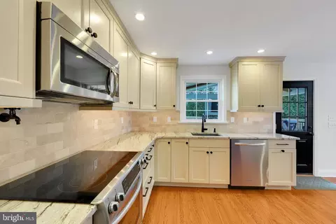 Kitchen - 131 Clover Hill Ln, Wayne, PA 19087 photo 4 of 4