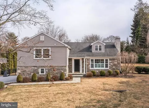 131 Clover Hill Ln, Wayne, PA 19087