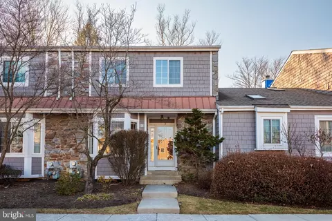 8 Lantern Ln, Chesterbrook, PA 19087