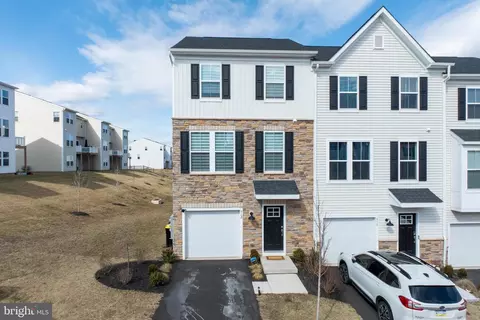 912 Magnolia Ln, Spring City, PA 19475