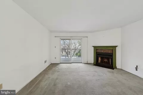 Living - 192 Valley Stream Ln, Chesterbrook, PA 19087 photo 3 of 4