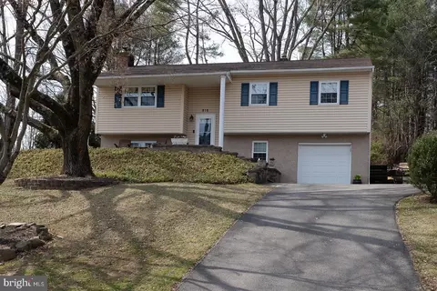 816 Falcon Ln, West Chester, PA 19382