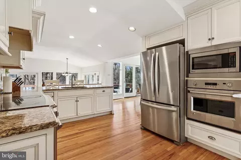Kitchen - 505 Delancy Cir, Devon, PA 19333 photo 5 of 6