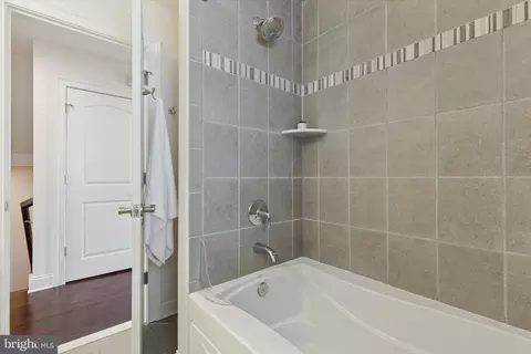 Bath - 34 Parkview Cir, Wayne, PA 19087 photo 3 of 3