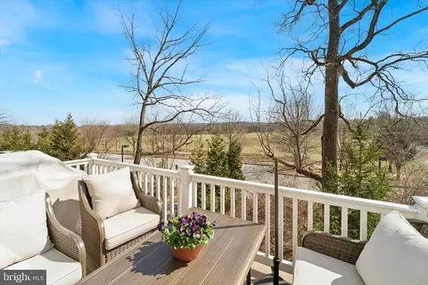 Exterior - 34 Parkview Cir, Wayne, PA 19087 photo 3 of 10