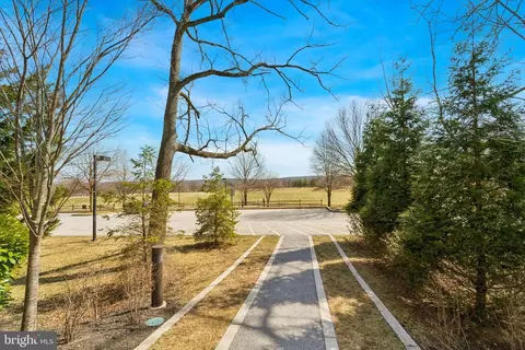 Exterior - 34 Parkview Cir, Wayne, PA 19087 photo 4 of 10