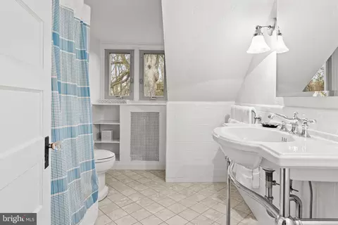 Bath - 212 W Valley Rd, Wayne, PA 19087 photo 5 of 5