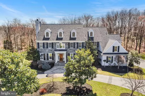 8 Dovecote Ln, Malvern, PA 19355