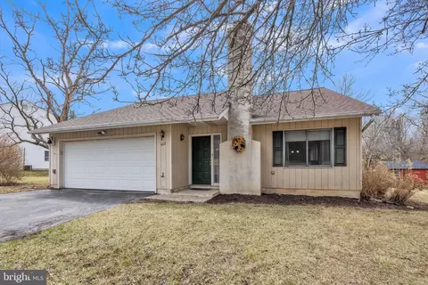 402 Banyon Ln, Downingtown, PA 19335
