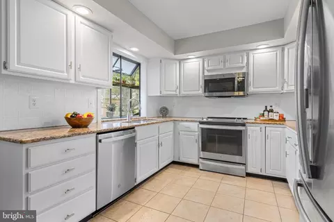 Kitchen - 405 Millhouse Pond Pond, Chesterbrook, PA 19087 photo 1 of 2