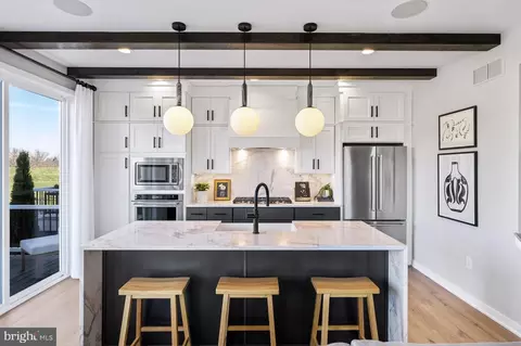 13 Grayson Ln, Downingtown, PA 19335