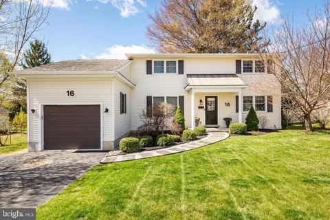 16 Crumley Ave, Malvern, PA 19355