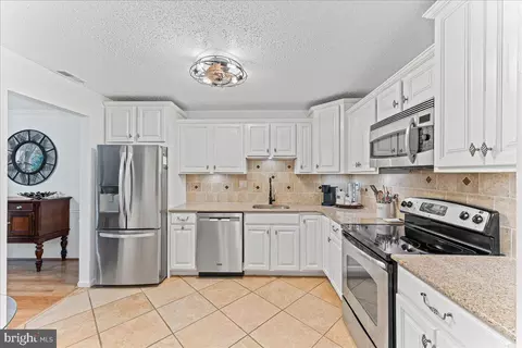 Kitchen - 28 Hopkinson Ct, Chesterbrook, PA 19087 photo 2 of 3