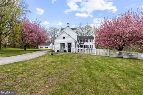 Exterior - 897 Richards Rd, Wayne, PA 19087 photo 2 of 7
