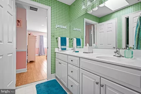 Bath - 321 Exeter Rd, Devon, PA 19333 photo 6 of 10