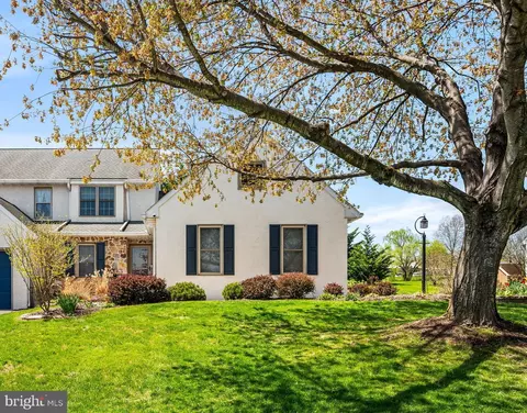 19 Meadowview Dr, Elverson, PA 19520