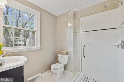 Bath - 78 Peddrick Rd, Wayne, PA 19087 photo 2 of 4
