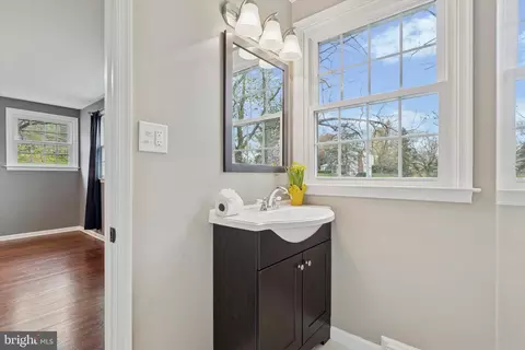 Bath - 78 Peddrick Rd, Wayne, PA 19087 photo 3 of 4