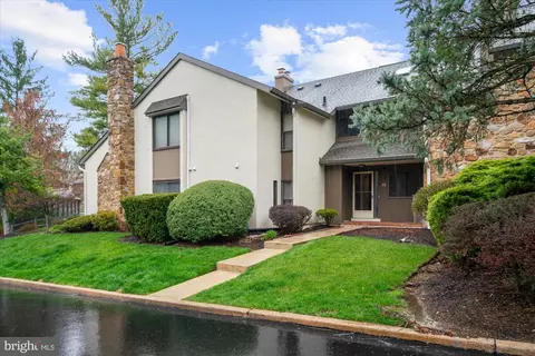 12 Oak Knoll Dr #12, Berwyn, PA 19312