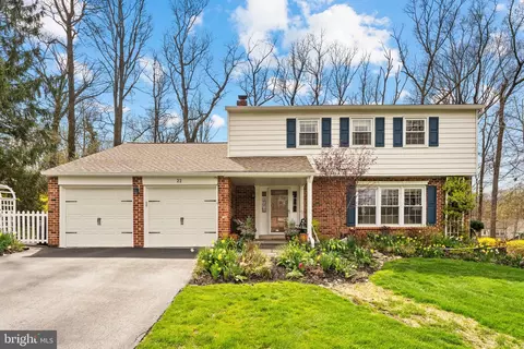 22 Oak Hill Cir, Malvern, PA 19355