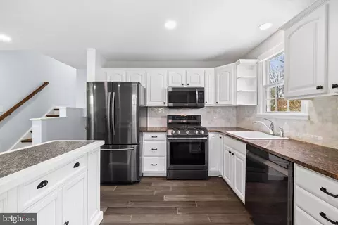 Kitchen - 46 Lakeside Ave, Devon, PA 19333 photo 2 of 4