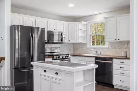 Kitchen - 46 Lakeside Ave, Devon, PA 19333 photo 1 of 4