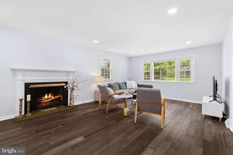 Living - 46 Lakeside Ave, Devon, PA 19333 photo 3 of 6