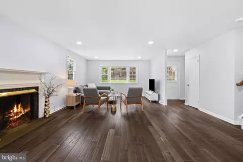 Living - 46 Lakeside Ave, Devon, PA 19333 photo 4 of 6