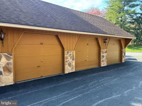 28 Valley Stream Ln, Chesterbrook, PA 19087