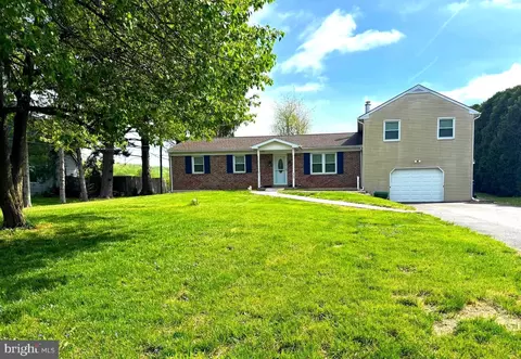 35 S Brick Ln, Elverson, PA 19520