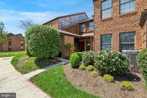 8 Hopkinson Ct, Chesterbrook, PA 19087