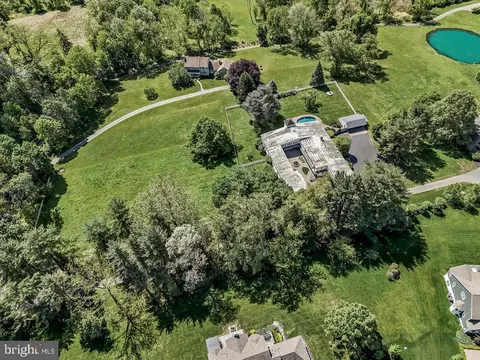 1 Huntrise Ln, West Chester, PA 19382