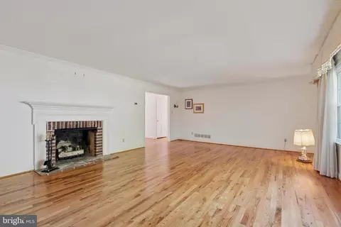 Living - 597 Tanglewood Ln, Devon, PA 19333 photo 3 of 6
