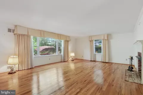 Living - 597 Tanglewood Ln, Devon, PA 19333 photo 5 of 6