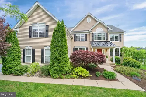 208 Honey Locust Dr, Avondale, PA 19311