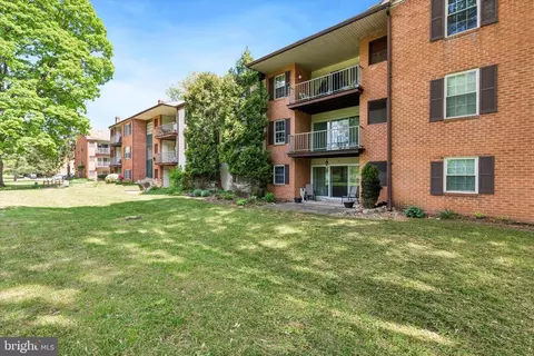 187 Drummers Ln #187, Wayne, PA 19087