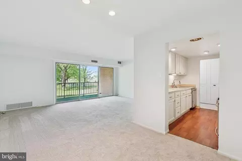 Living - 187 Drummers Ln #187, Wayne, PA 19087 photo 1 of 2